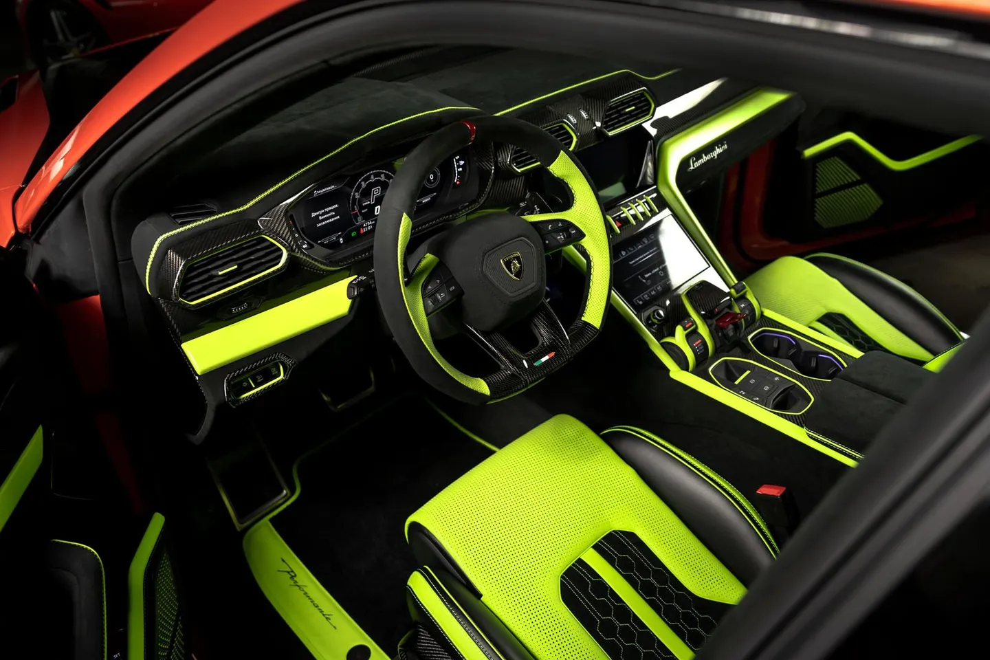 Lamborghini URUS / Фото 12