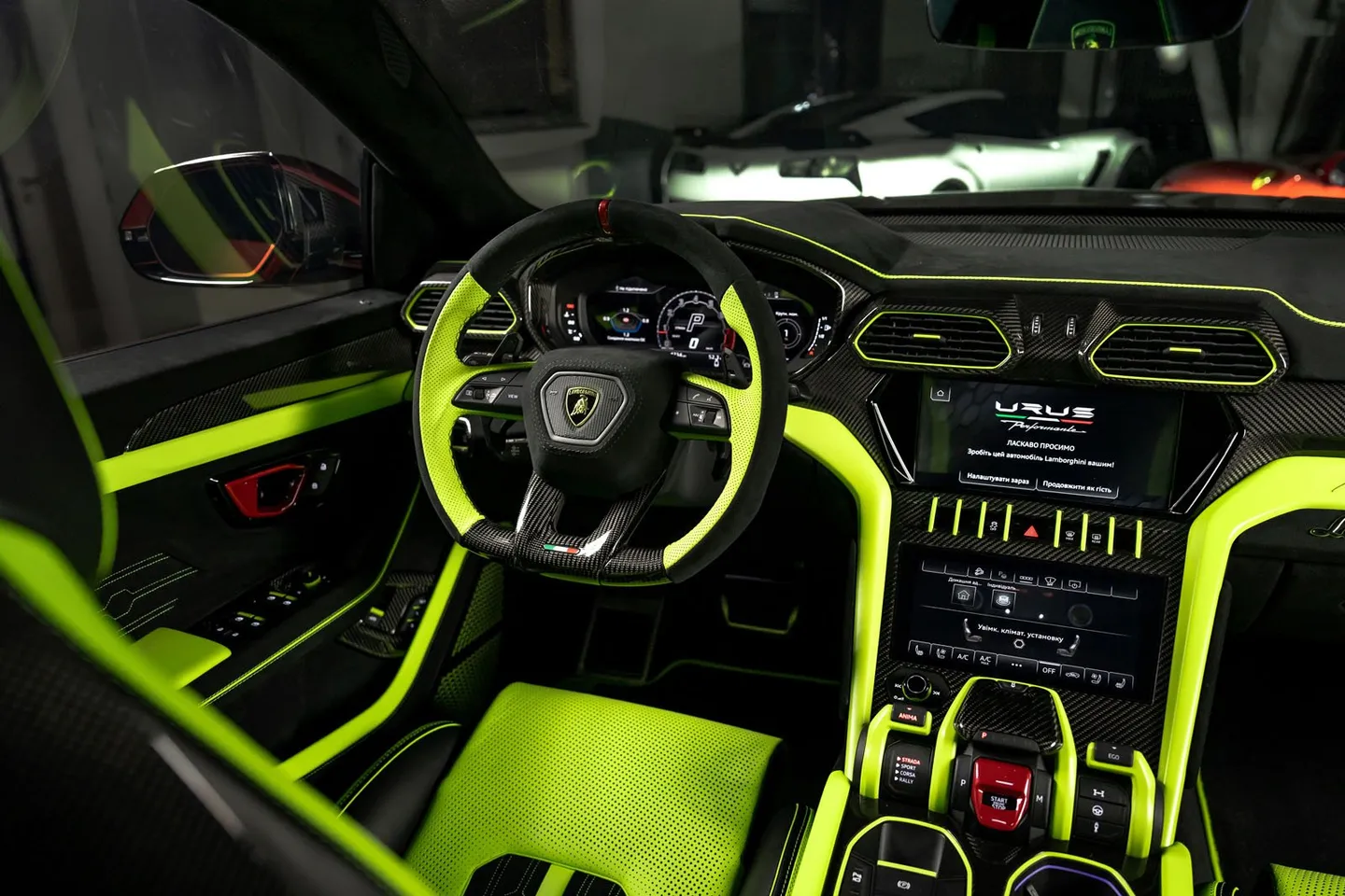 Lamborghini URUS / Фото 14