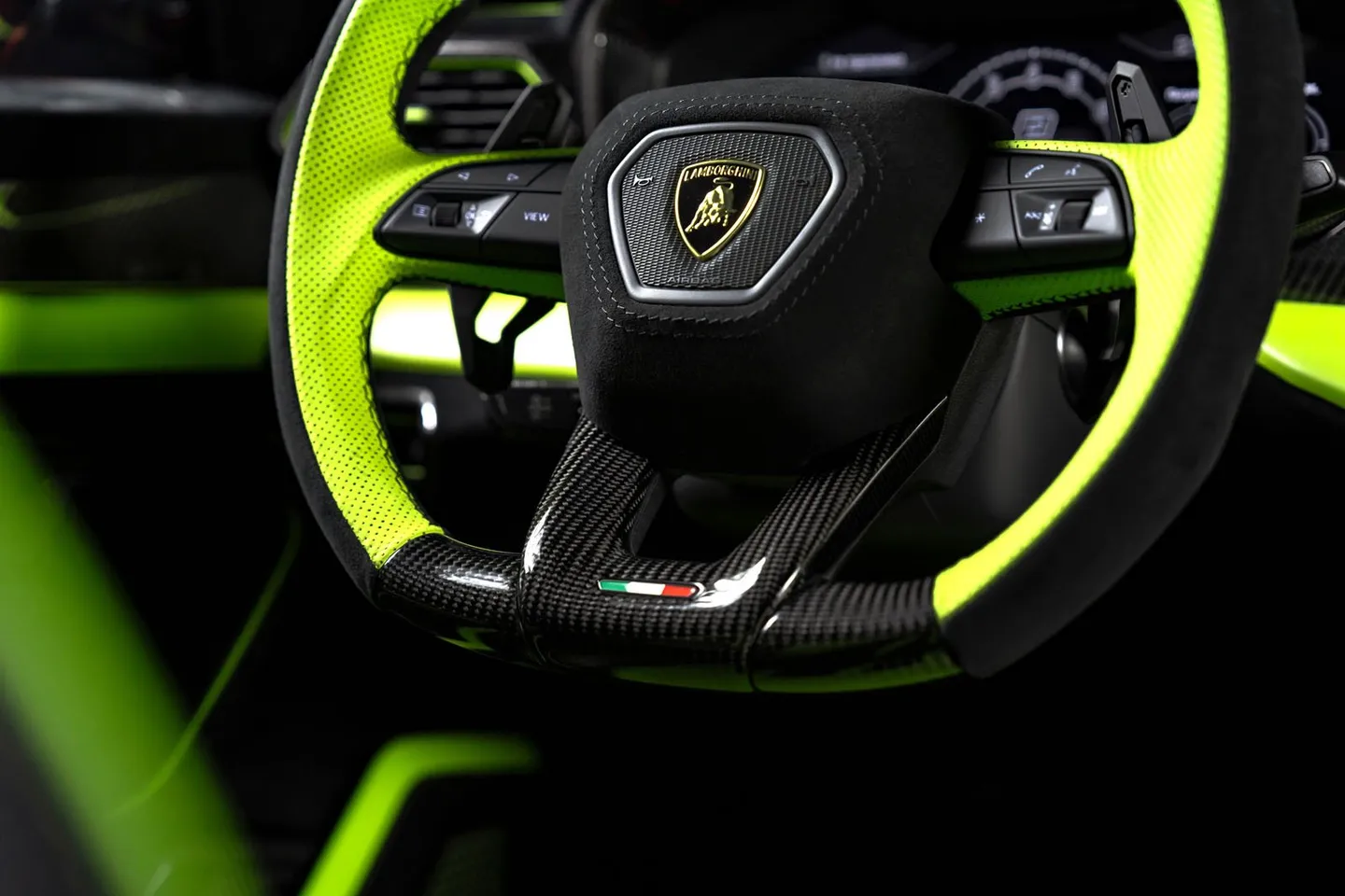 Lamborghini URUS / Фото 19