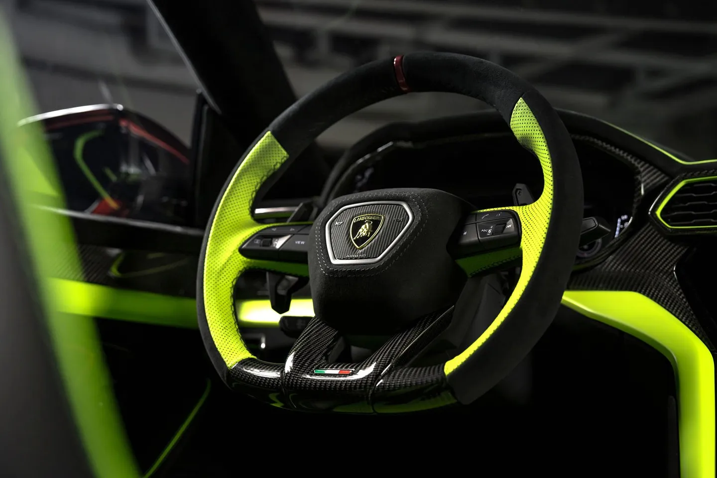 Lamborghini URUS / Фото 18